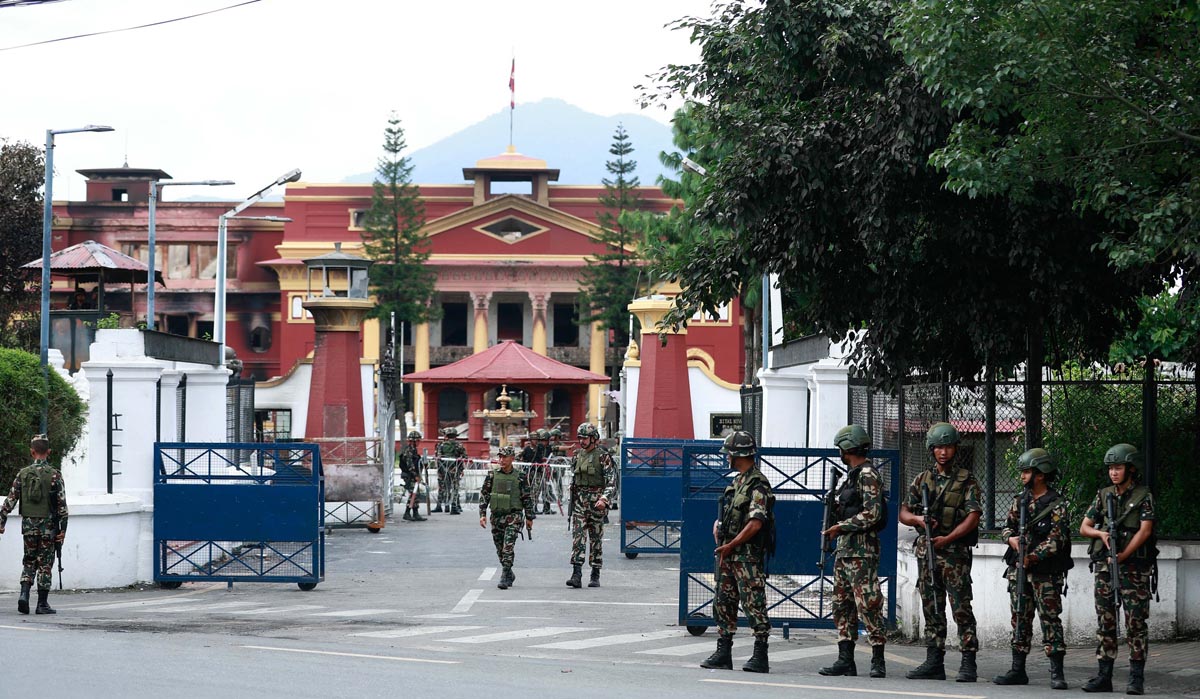 शीतलनिवासबाट बाहिरिए प्रधानसेनापति, सडकमा बढाइयो सेनाको तैनाथी