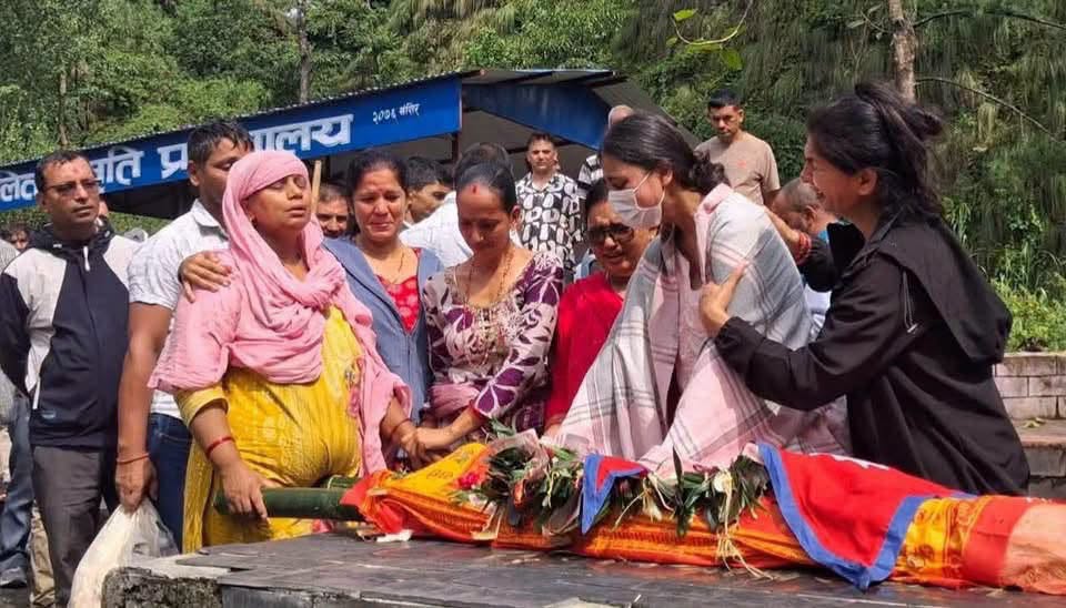 बाढीमा बेपत्ता आफन्त फर्किने आश मर्‍यो, कुशको शव बनाएर अन्त्येष्टि