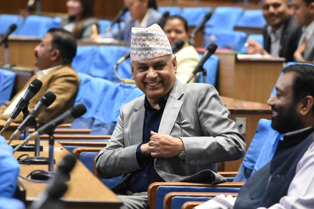 रेडलाइटको विषय उठाएका घिमिरेले किन मागे माफी ?