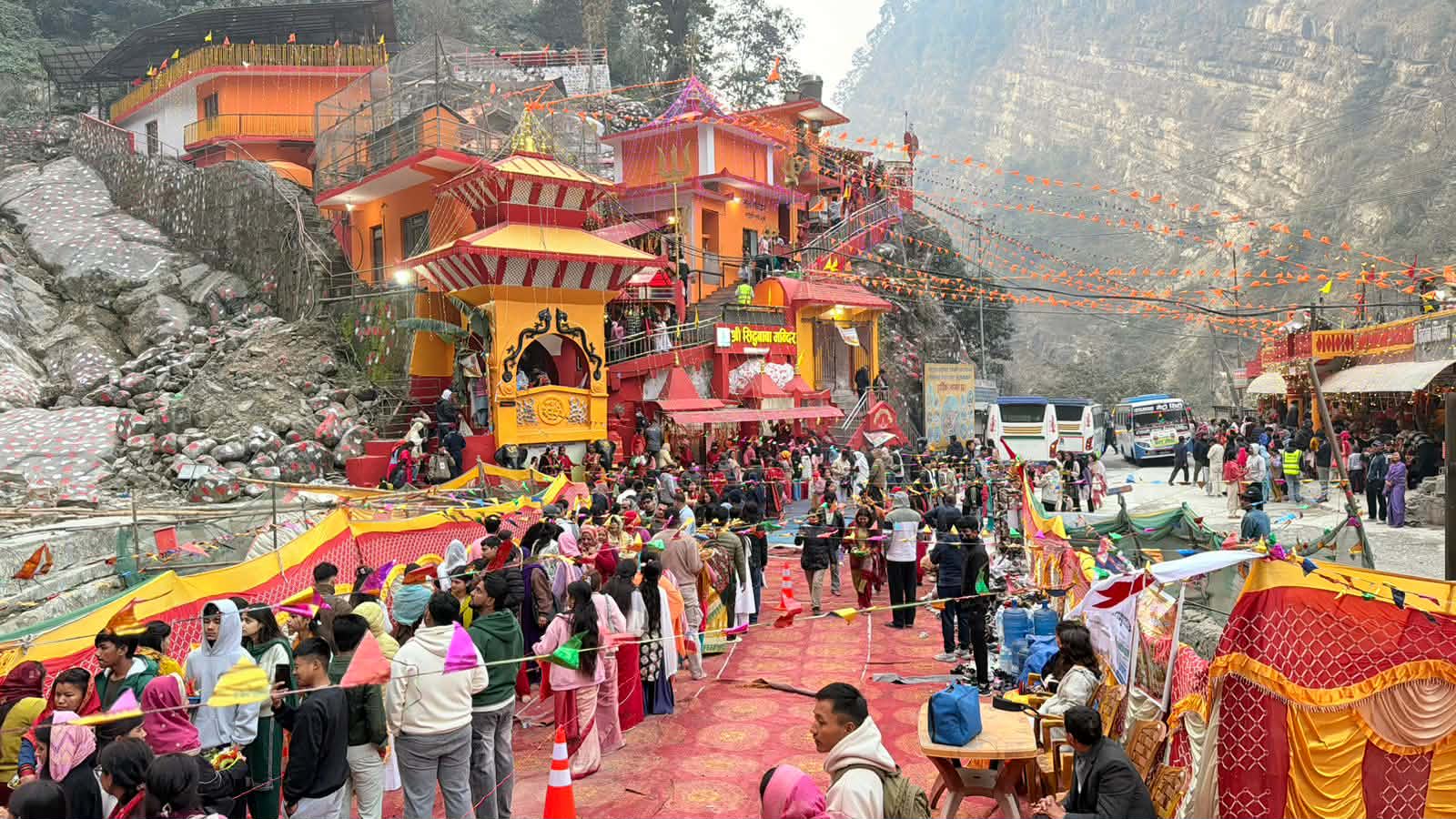 सिद्धबाबा मन्दिरमा बिहानैदेखि दर्शनार्थीको घुइँचो 