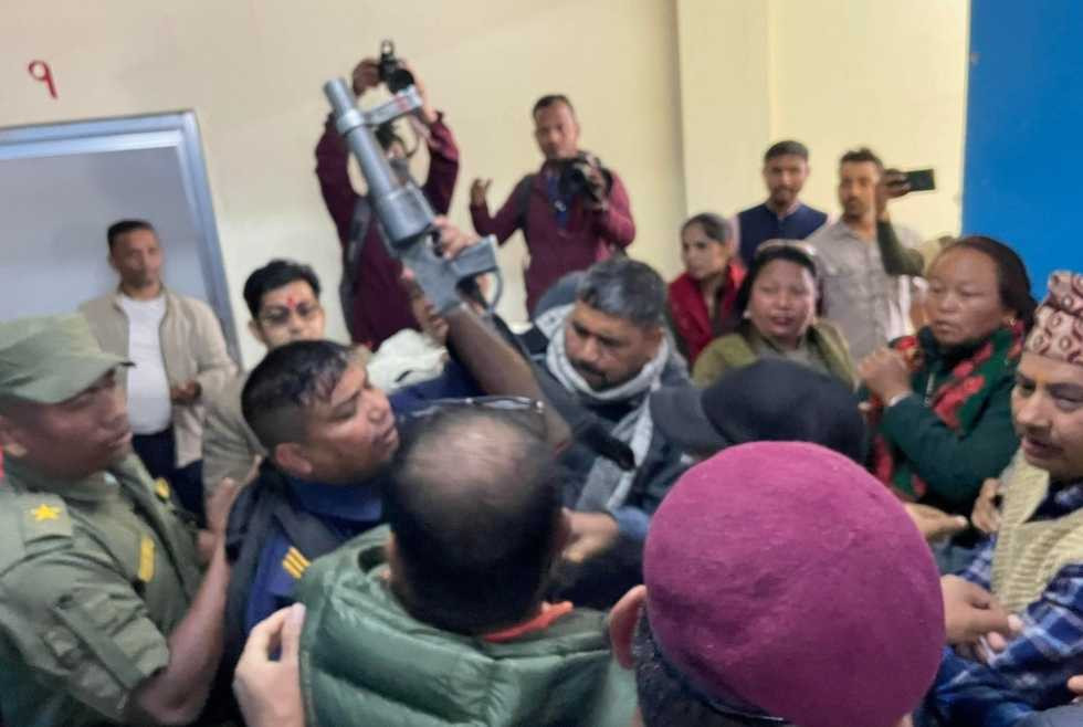 देवदह नगरपालिकामा तालाबन्दीको प्रयास, कांग्रेस-राप्रपाका कार्यकर्ता र प्रहरीबीच धकेलाधकेल