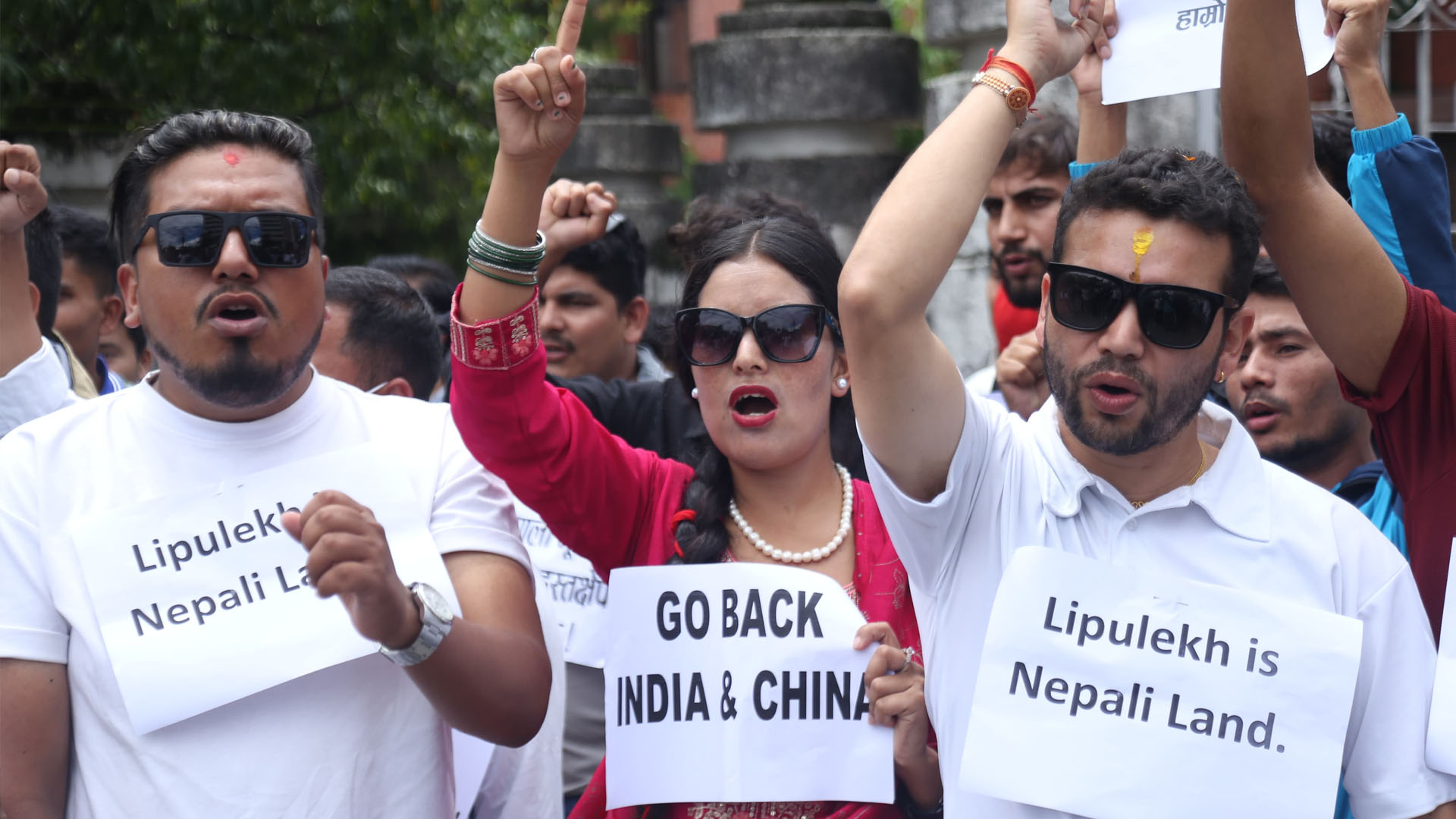 'गो ब्याक इन्डिया' भन्दै भारतीय दूतावासअगाडि नेपाली विद्यार्थीको प्रदर्शन (तस्वीरहरू)