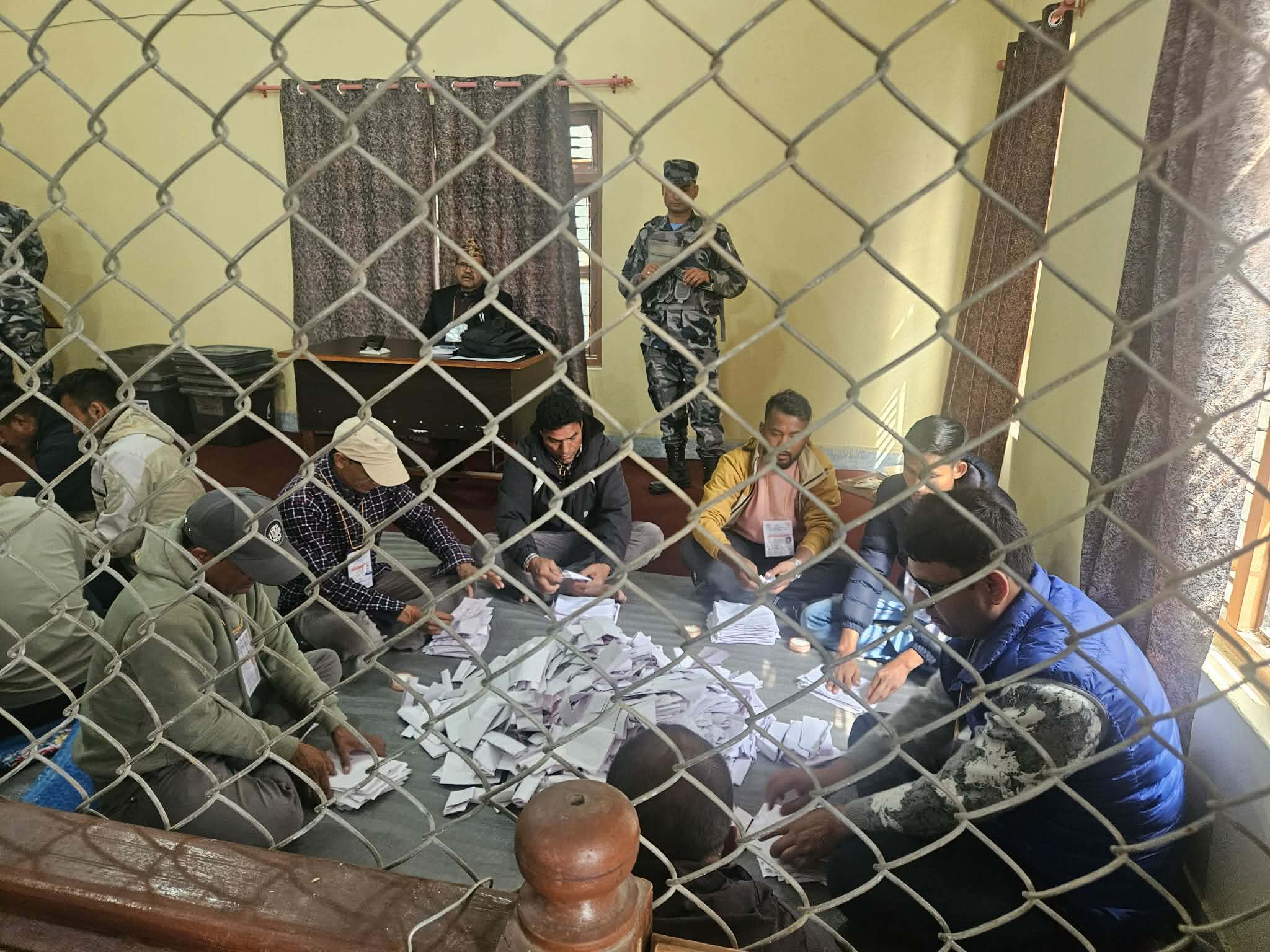 महोत्तरी– ३ मा दुई घण्टादेखि अवरुद्ध मतगणना पुन: सुरु
