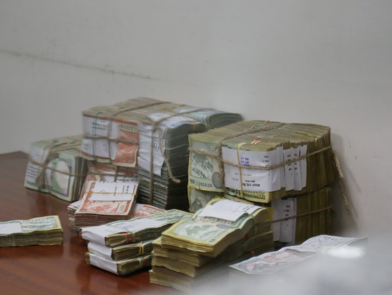 बैंकहरूले कर्जा लगानी गर्न सकेनन्, राष्ट्र बैंकले आज पनि बजारबाट ५० अर्ब तरलता तान्दै