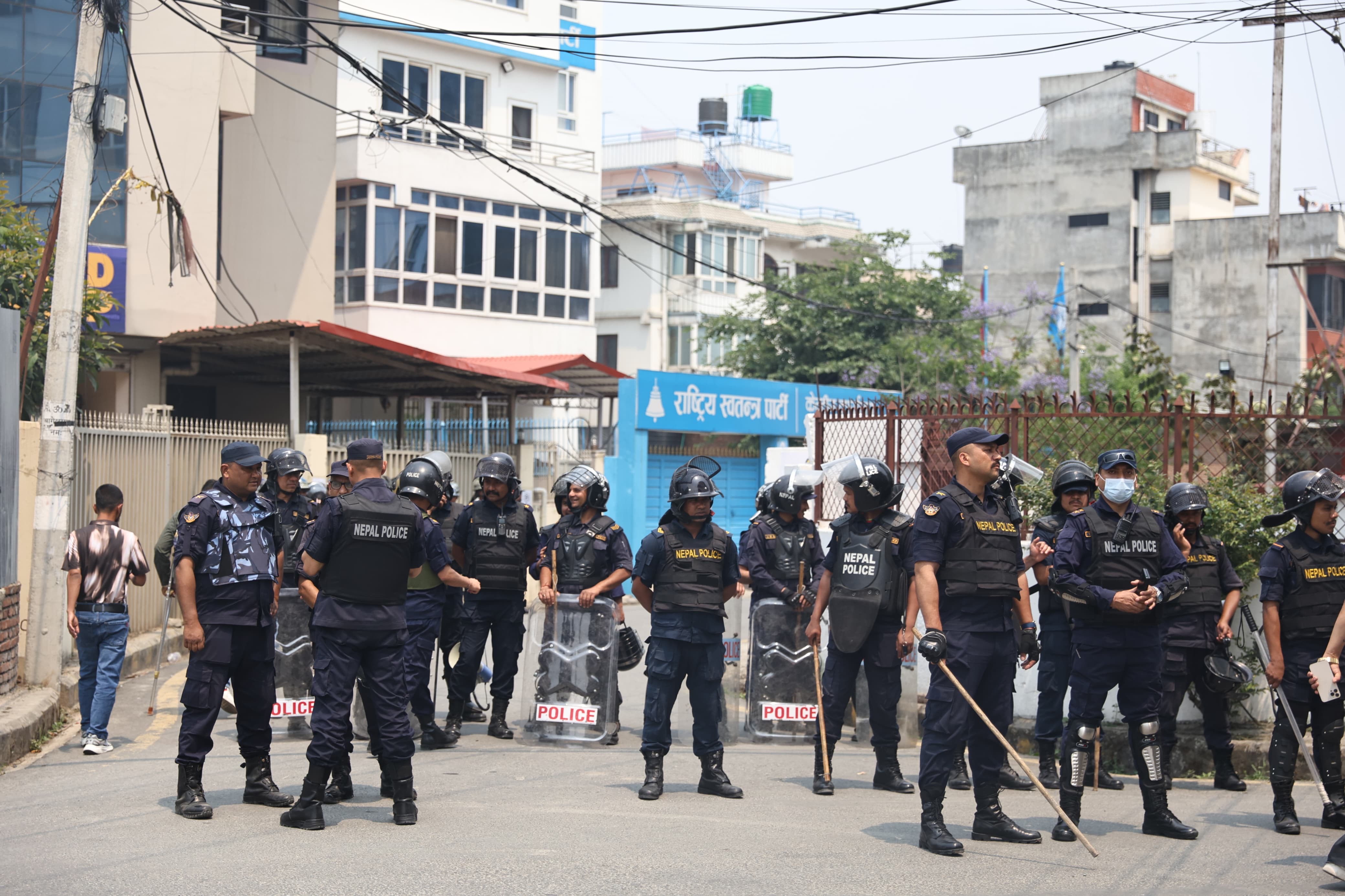 डोजर रोक्न माग गर्दै रास्वपा कार्यालयमा सुकुम्बासी, सुरक्षा कडा [तस्वीरहरू]