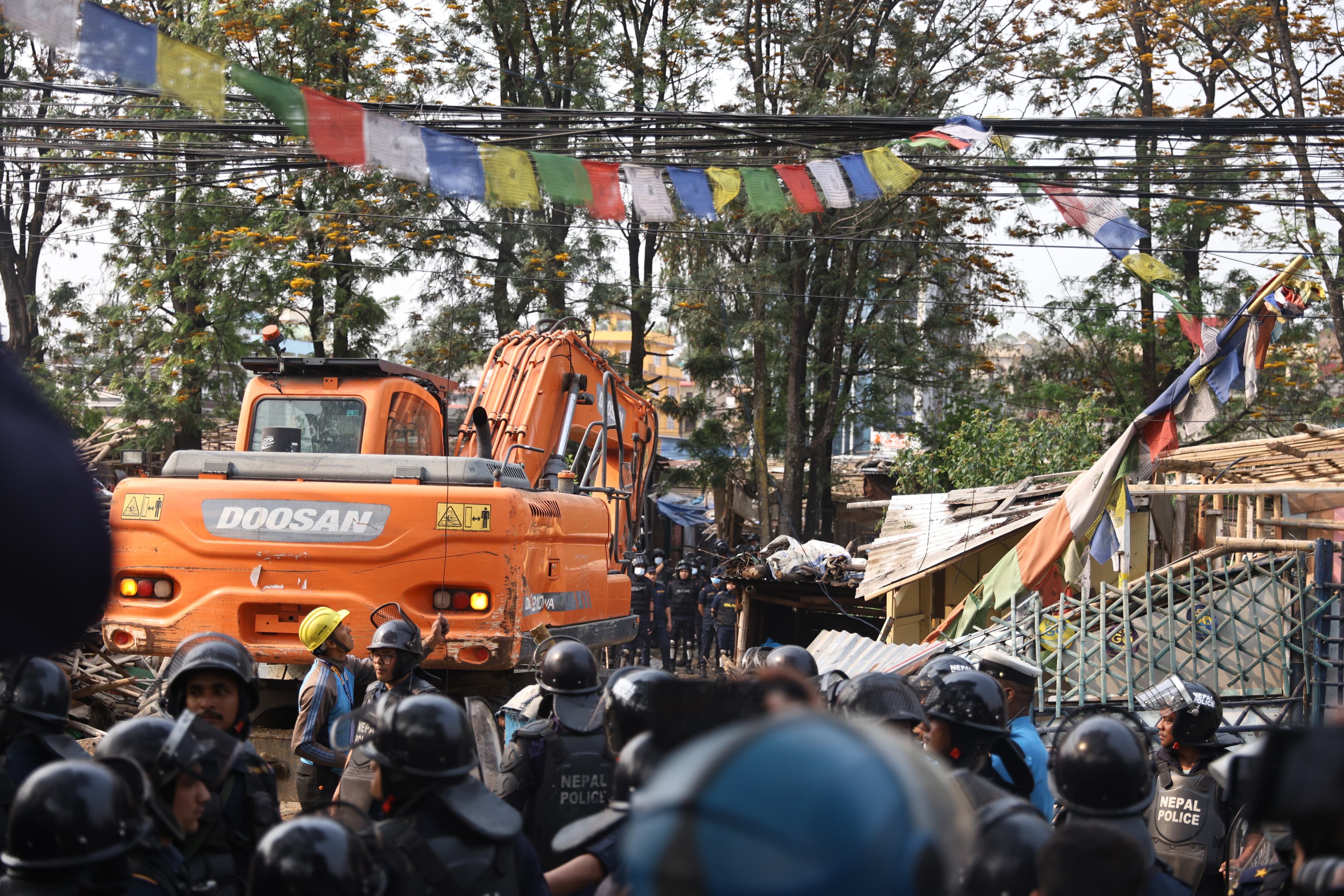 थापाथलीको सुकुम्बासी बस्तीमा डोजर परिचालन (भिडियोसहित)