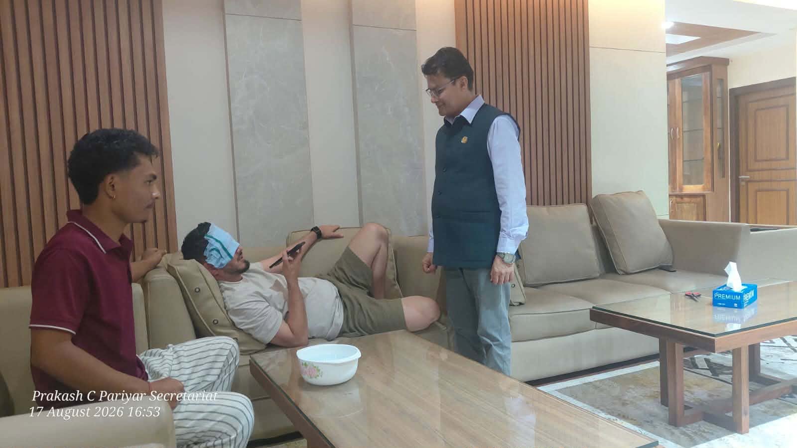 हेलिकोप्टरबाट उद्धार गरिएका मन्त्री लम्साल ‘बेड रेस्ट’मा, भेट्‌न पुगे सचेतक परियार