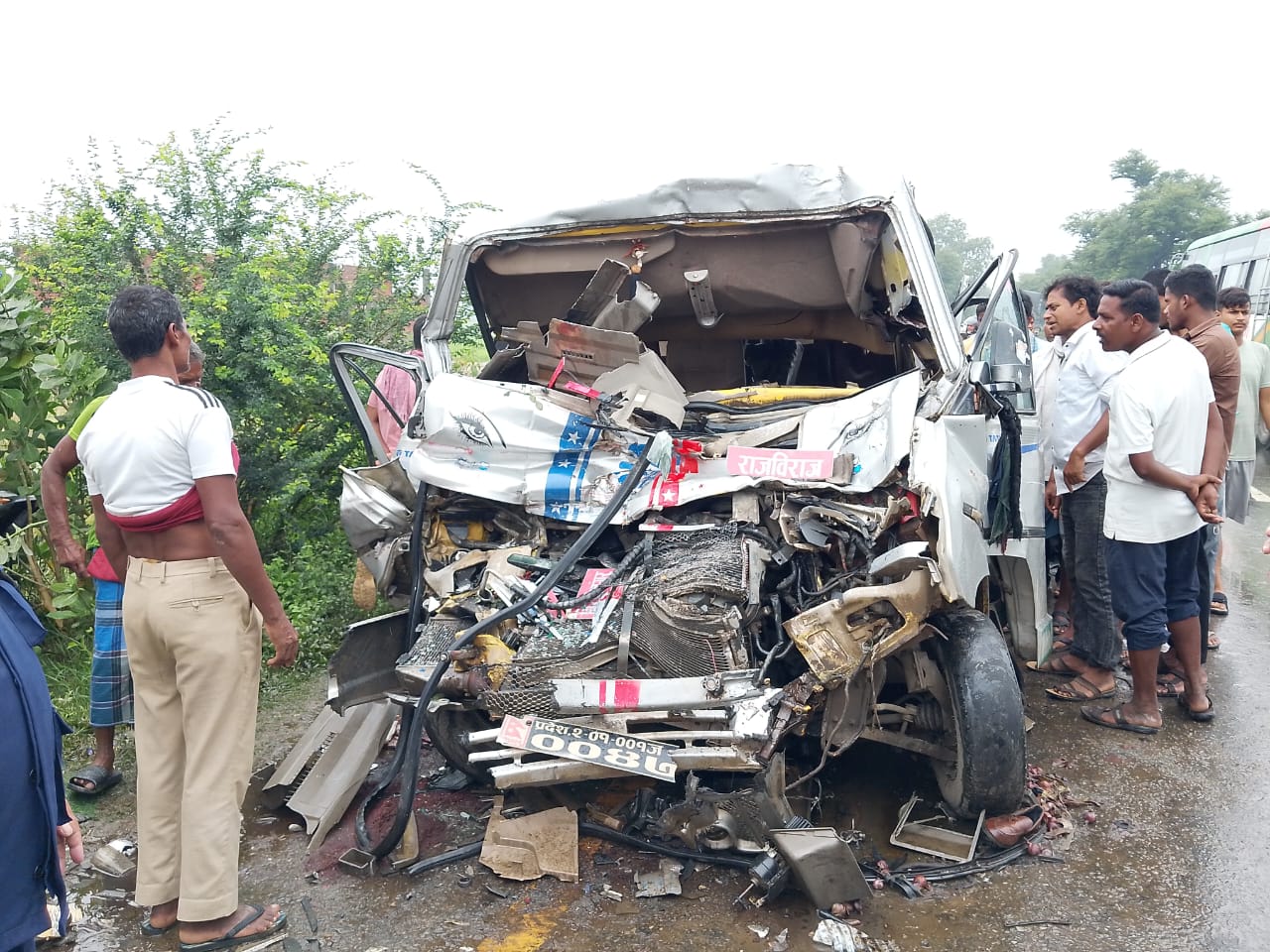 सुनसरीमा बस र माइक्रोबस ठोकिए, तीन जनाको मृत्यु, १५ घाइते