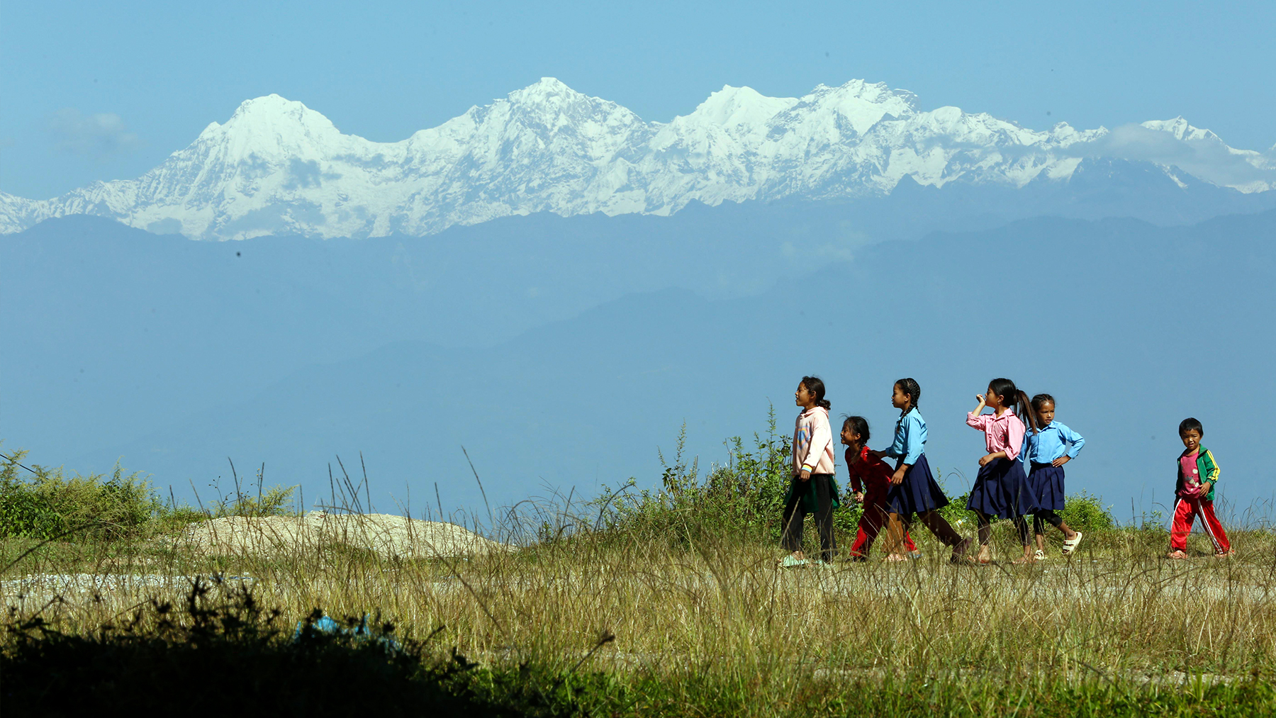 आकाश खुलेपछि नुवाकोटको सुइरेचौरबाट यस्तो देखियो हिमश्रृङ्खला (तस्वीरहरू)