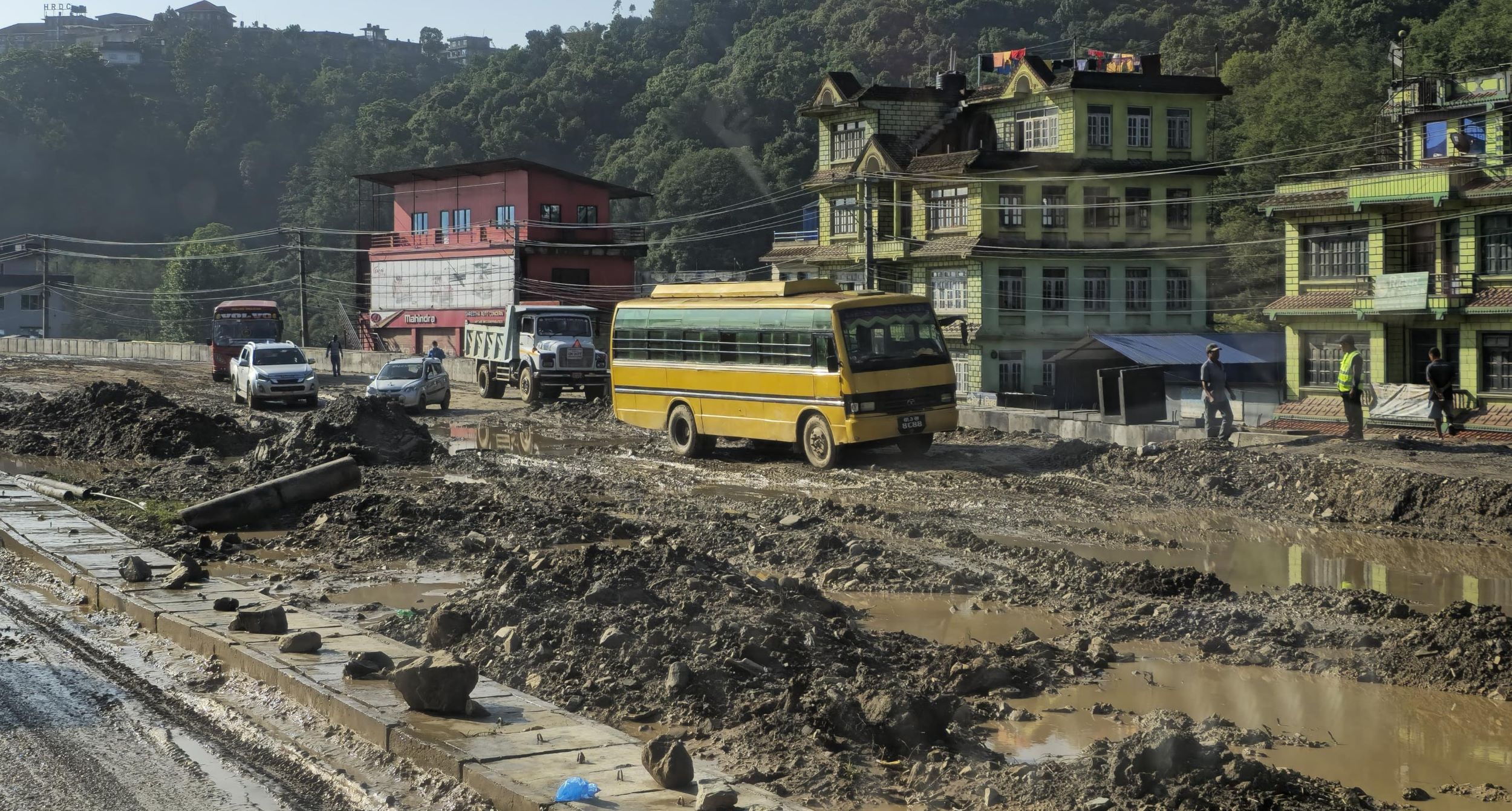 पानी परेसँगै हिलाम्मे बन्यो सूर्यविनायक-धुलिखेल सडक (तस्वीरहरू)