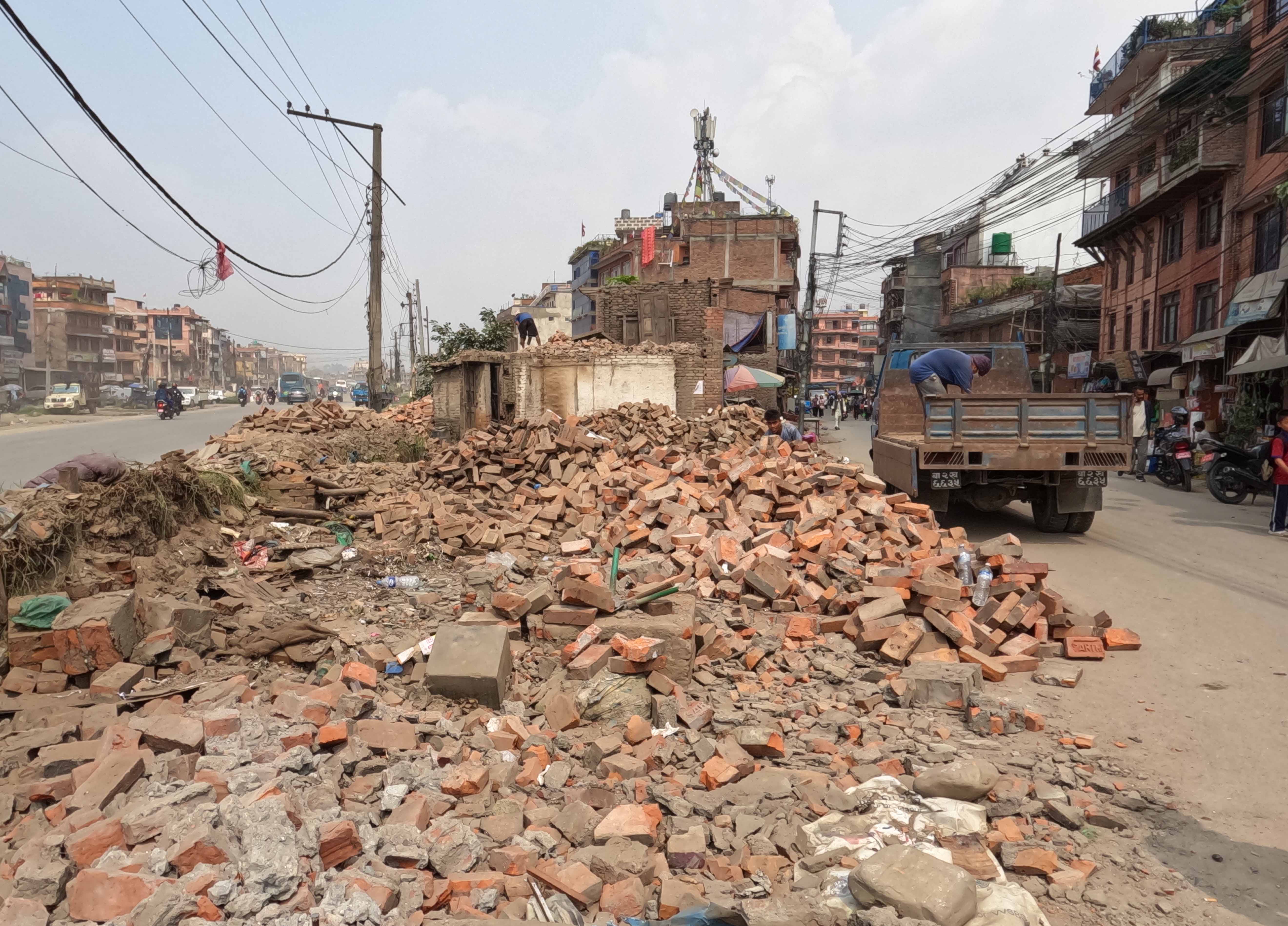 यसरी भत्काइँदै छ सूर्यविनायकदेखि साँगासम्म सडकको सीमाभित्र बनेका संरचना (तस्वीरहरू)