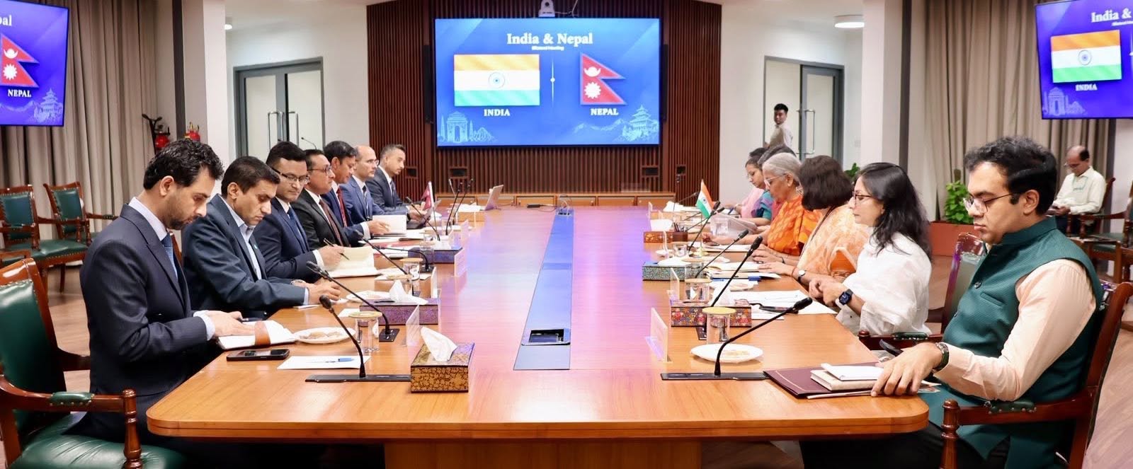 नेपाल र भारतका अर्थमन्त्रीको भेटको दृष्य : नेपालतर्फ पुरुष मात्र, भारततर्फ महिला धेरै