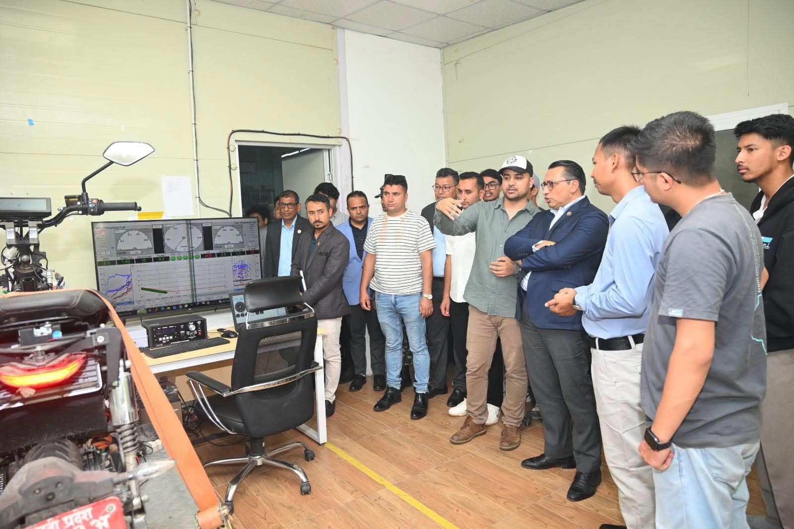 नेपालमै बनेको विद्युतीय स्कुटर हेर्न कारखानामै पुगे अर्थमन्त्री वाग्ले, भने– सरकार साथमा छ