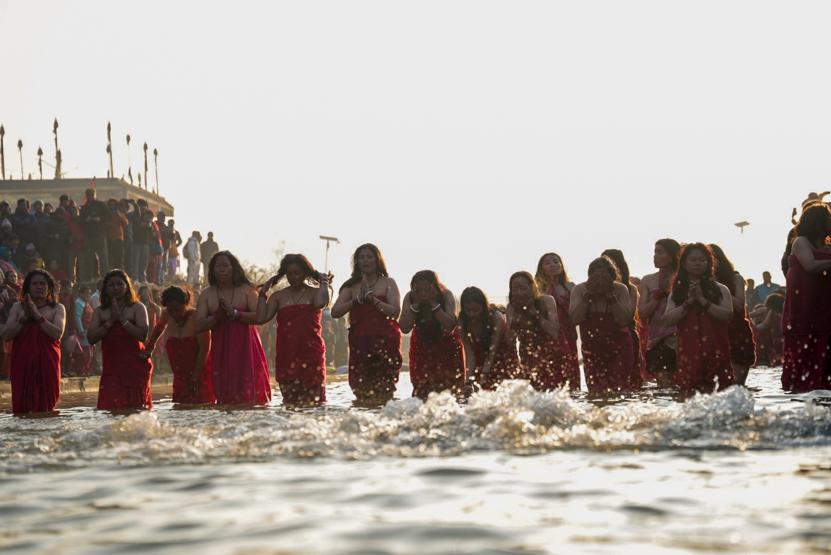 स्वस्थानीका व्रतालुहरूको त्रिवेणी नदीमा स्नान (तस्वीरहरू)