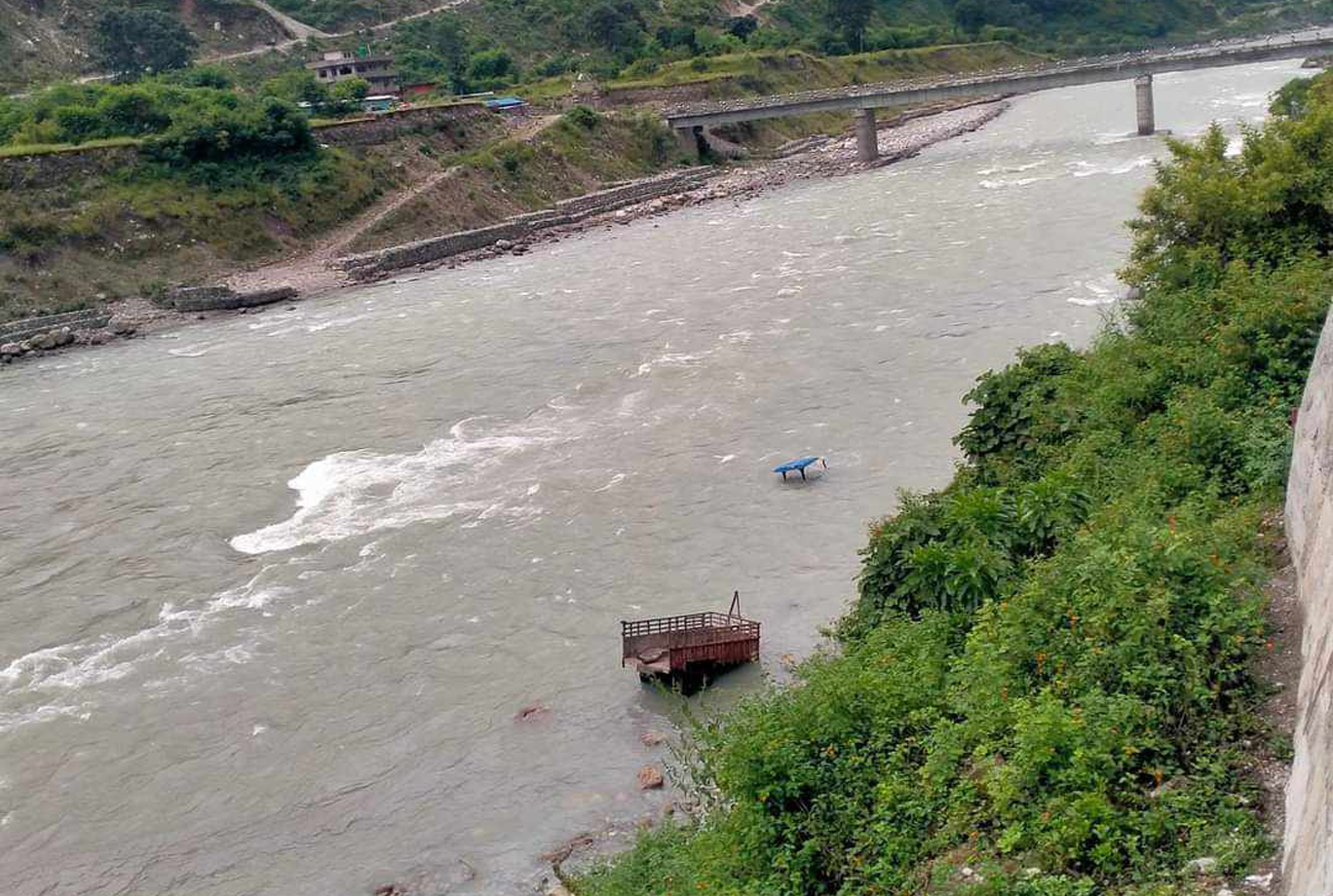 बझाङमा सेती नदीमा ट्याक्टर खस्यो, दुई जना बेपत्ता 