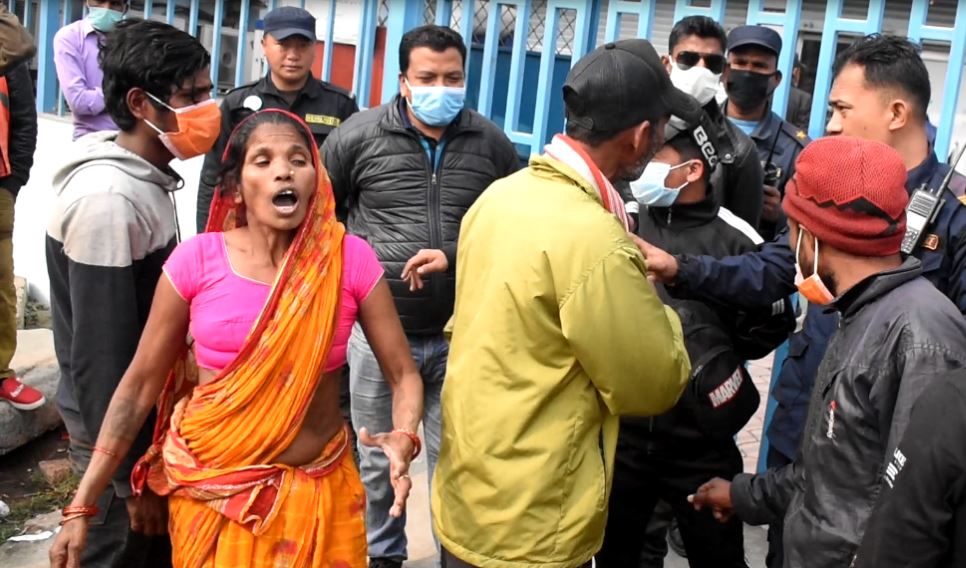 बीपी लानुपर्ने बिरामी एम्बुलेन्स चालकले पुर्‍याए म्याक्स अस्पताल, बिरामीको मृत्युपछि आफन्तद्वारा प्रदर्शन 