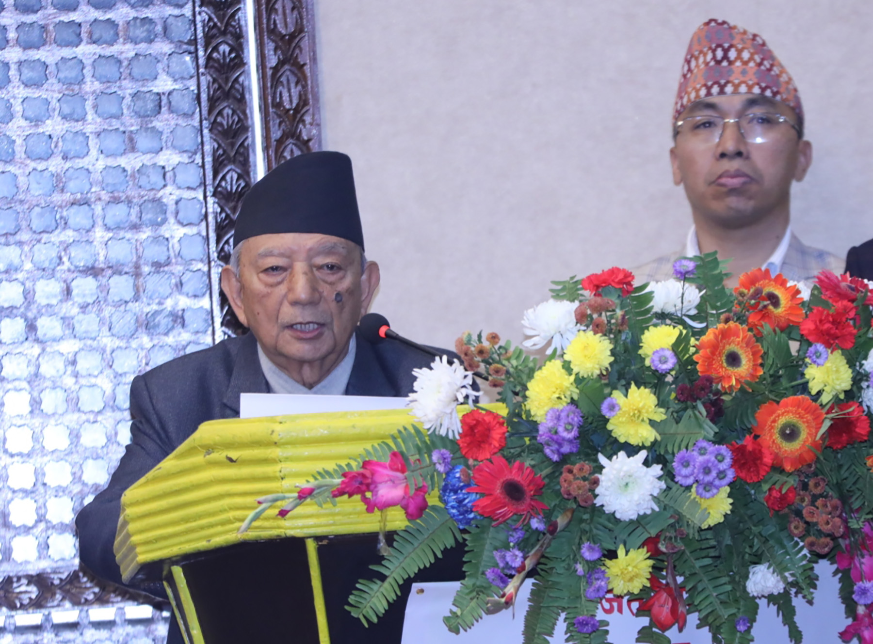 नयाँ कानुन बनाएर ओली लेखक र गुरुङलाई ५ वर्ष चुनाव लड्न नदिन आयोगको सिफारिस