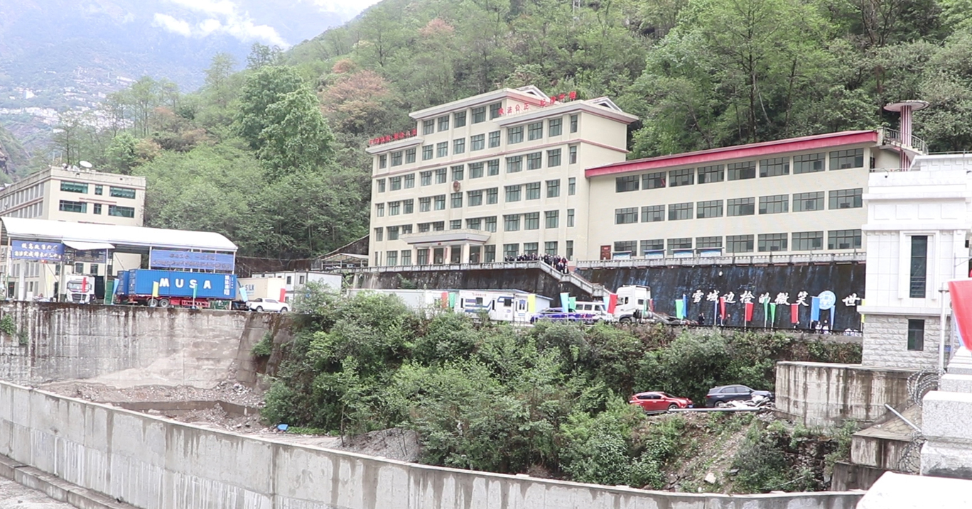 दसैँका सामान भित्र्याउन तीन दिनका लागि खुल्यो तातोपानी नाका