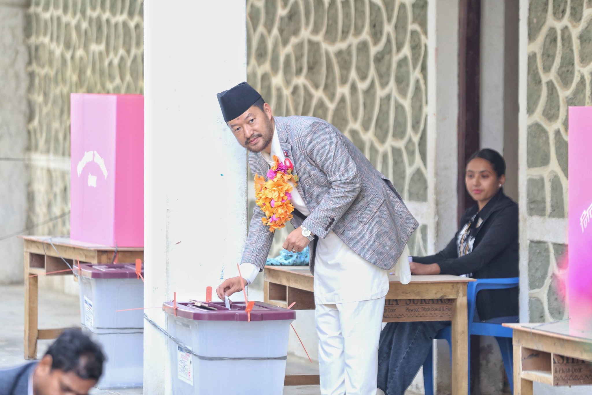 योगेश भट्टराईको क्षेत्रबाट चुनाव लडेका थेबेले मतदान गरे