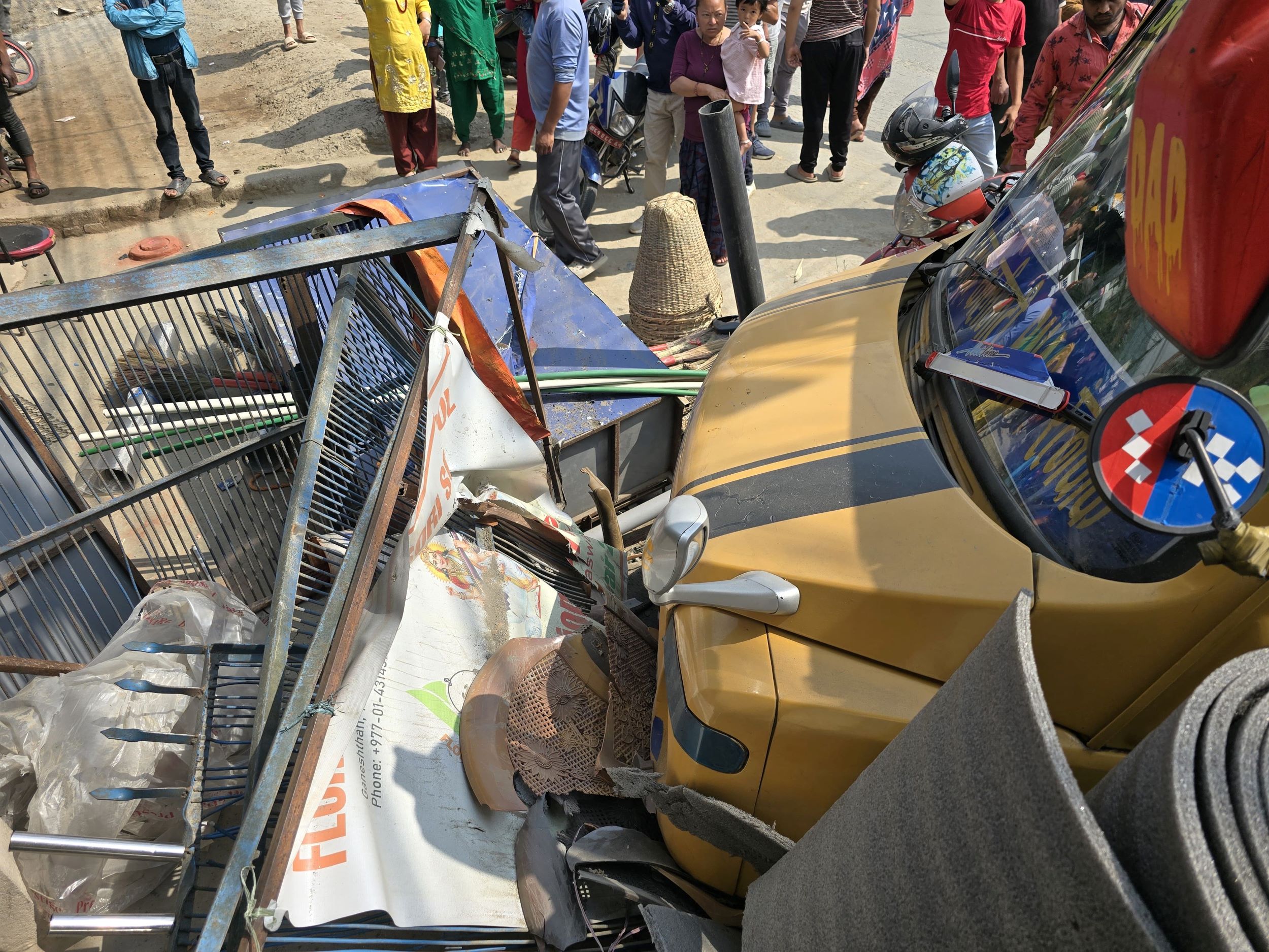 थानकोटमा पसलभित्र यसरी पस्यो बस (तस्वीरहरू)