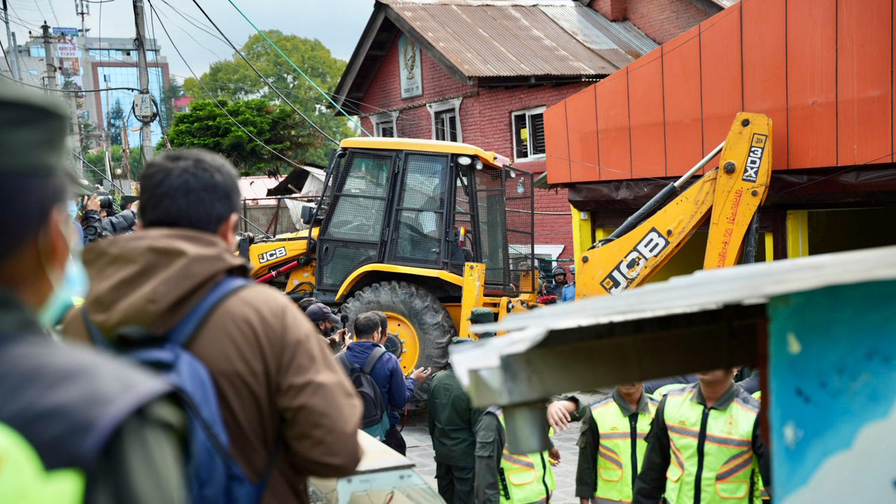 सरकार र काठमाडौं महानगर आमनेसामने, थापाथलीस्थित ट्राफिक कार्यालयमा चल्यो डोजर