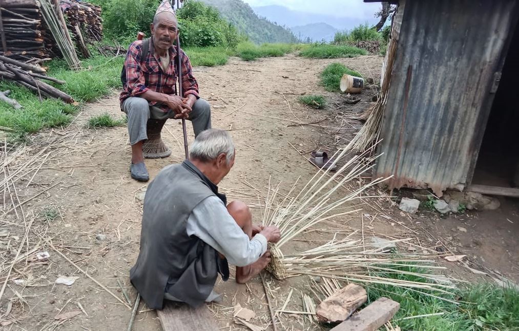 संरक्षण अभावमा लोप हुँदै छ थुन्से बुन्ने पेसा