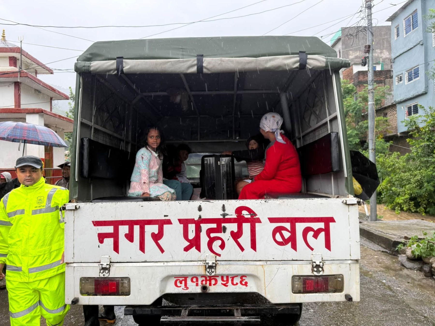 तिनाउ नदीमा सतर्कता तह पार, एउटा परिवारलाई सुरक्षित स्थानमा सारियो