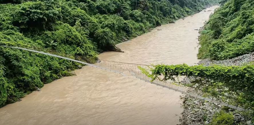 तिनाउखोलामा अचानक बाढी, भारतीय युवक बेपत्ता