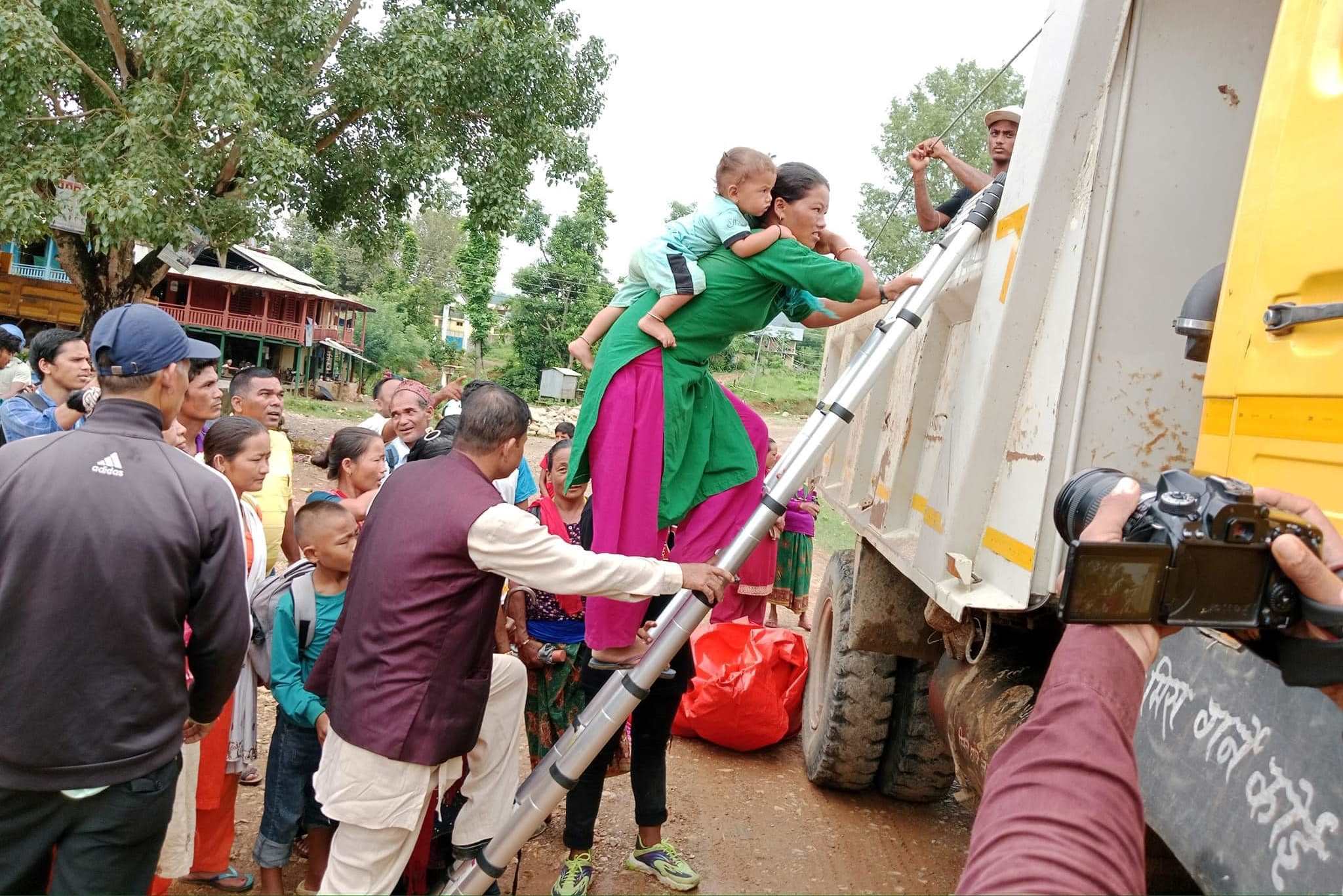 व्यवसायीले ४२ दिनदेखि गाडी नचलाउँदा चौकुनेका सर्वसाधारण मर्कामा, गाउँपालिकाले टिप्परमा बोक्न थाल्यो यात्रु