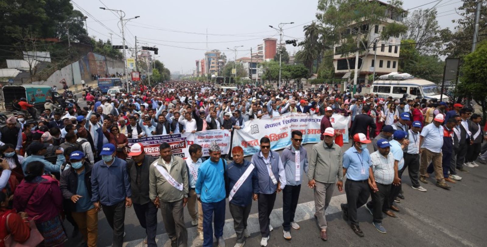 शिक्षक अन्दोलनको आठाैँ दिन : माइतीघर–नयाँ बानेश्वर सडक ठप्प (तस्वीरहरू)
