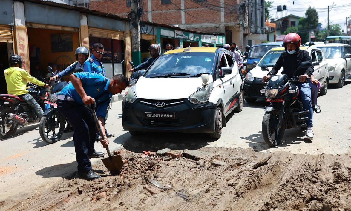 ट्राफिक प्रहरी आफैँले साबेल समातेपछि...(फोटो फिचर)