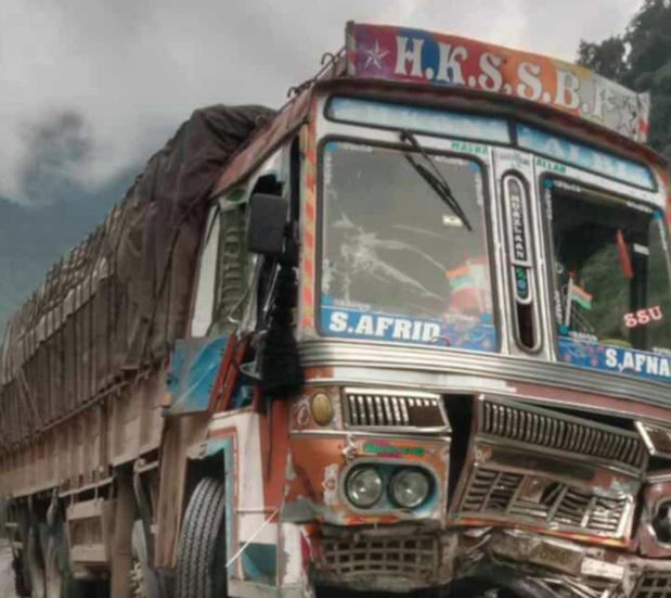 चितवनमा ट्रकमा ढुंगा खस्दा तीन जना घाइते
