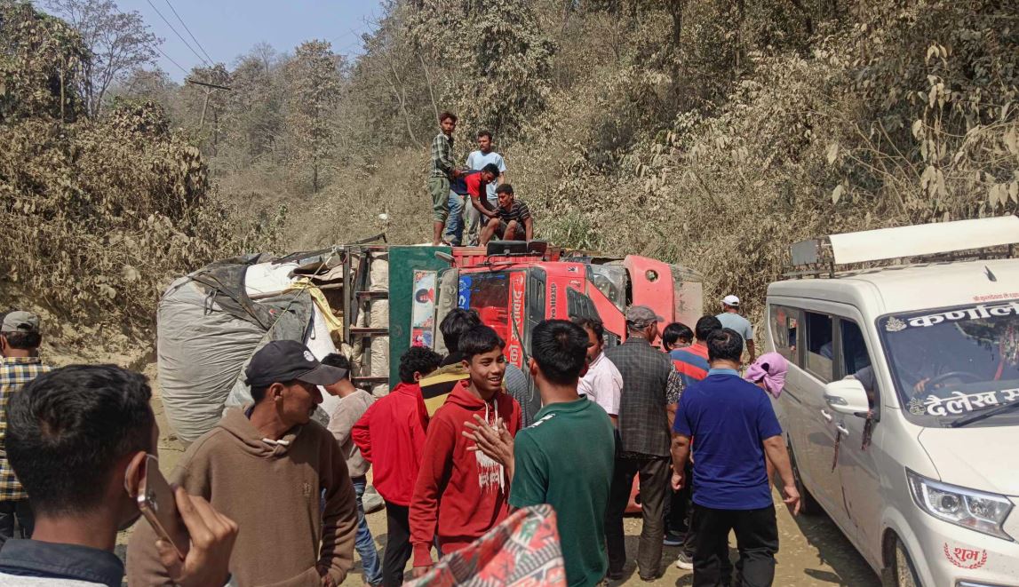 नवलपरासीको दाउन्नेमा ट्रक दुर्घटना, सडक अवरुद्ध 