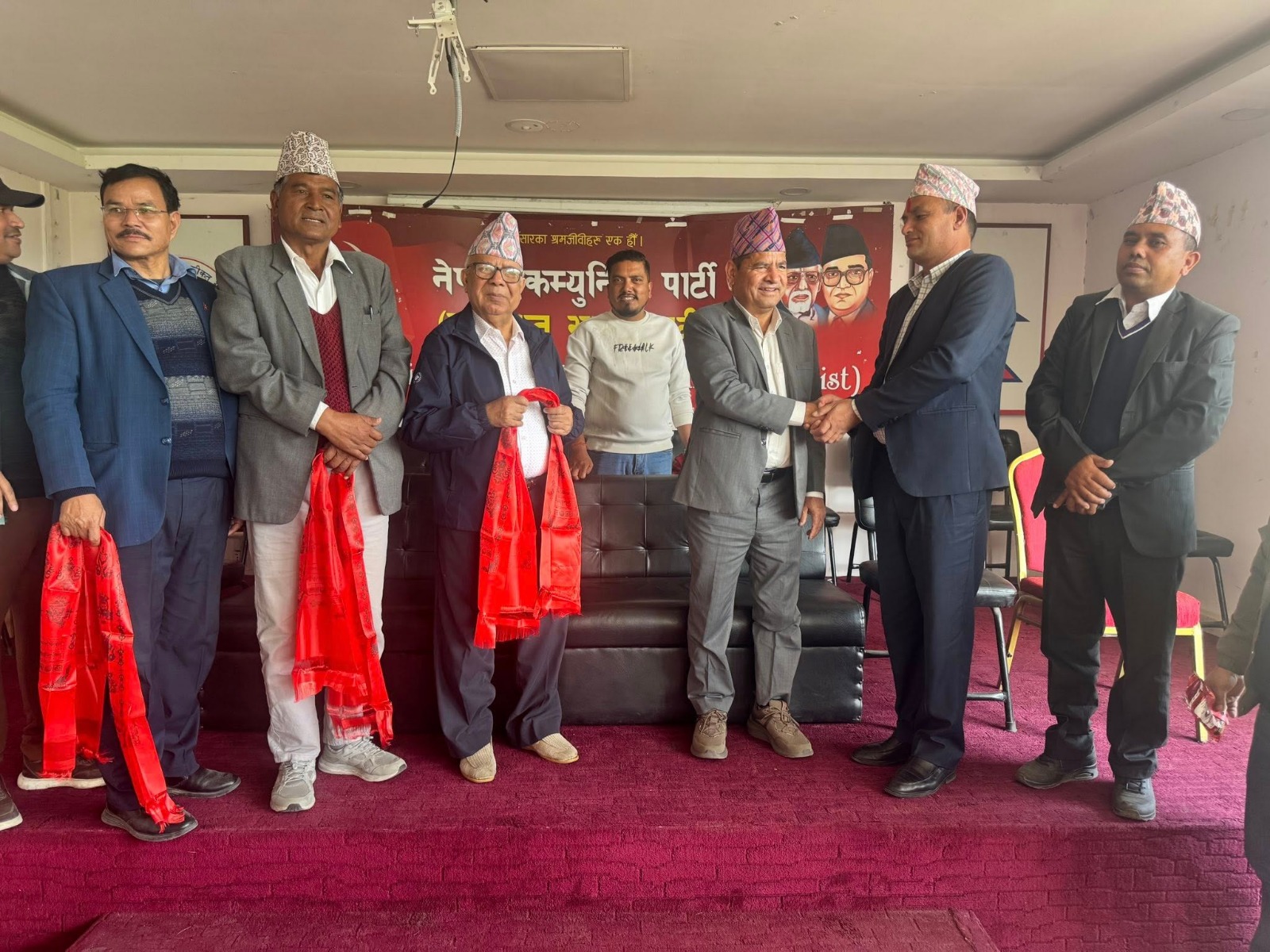 एकतालगत्तै नेताहरूलाई पार्टी प्रवेश गराउन माधव नेपाल सक्रिय, एमाले नेता शाही नेपाली कम्युनिस्ट पार्टीमा समाहित