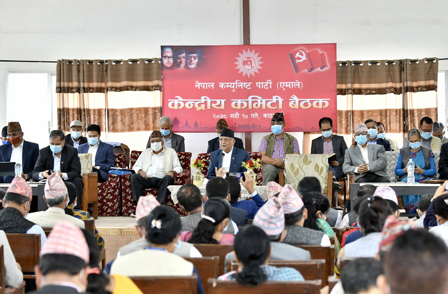 एमालेको निर्णय: एकता प्रतिबिम्बित हुने गरी १०बुँदे लागू गर्ने, निर्वाचन आयोग र सभामुखविरुद्ध प्रतिवाद गर्ने 