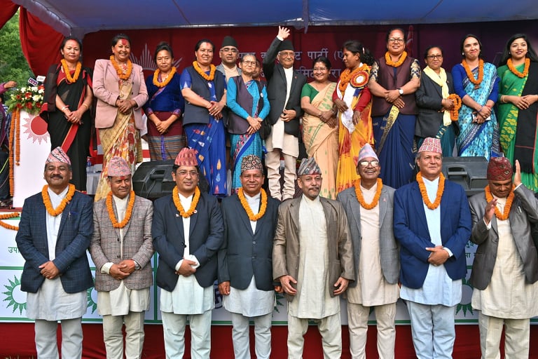 एमालेको अन्तिम चुनावी सभामा ओलीको फोटोसेसन र स्थापितको माफीनामा