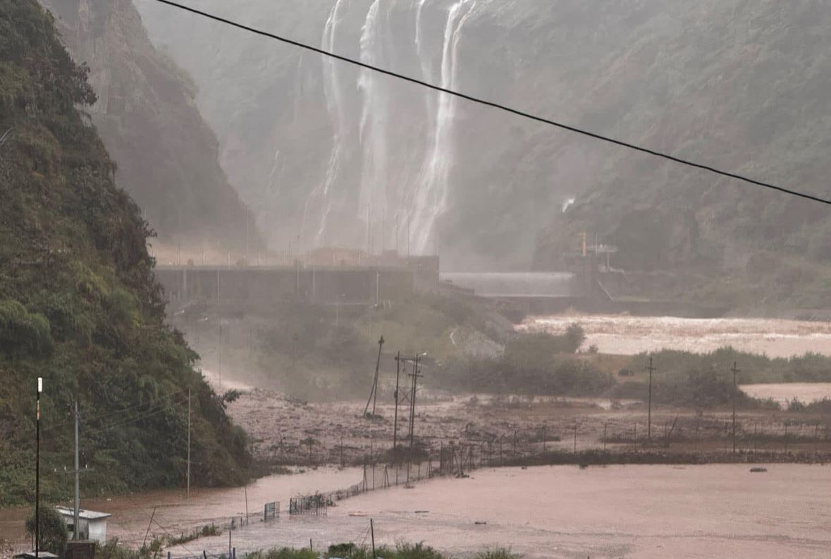 तामाकोसी जलविद्युत् आयोजनामा पहिरोमा पुरिएरका चार जना अझै बेपत्ता