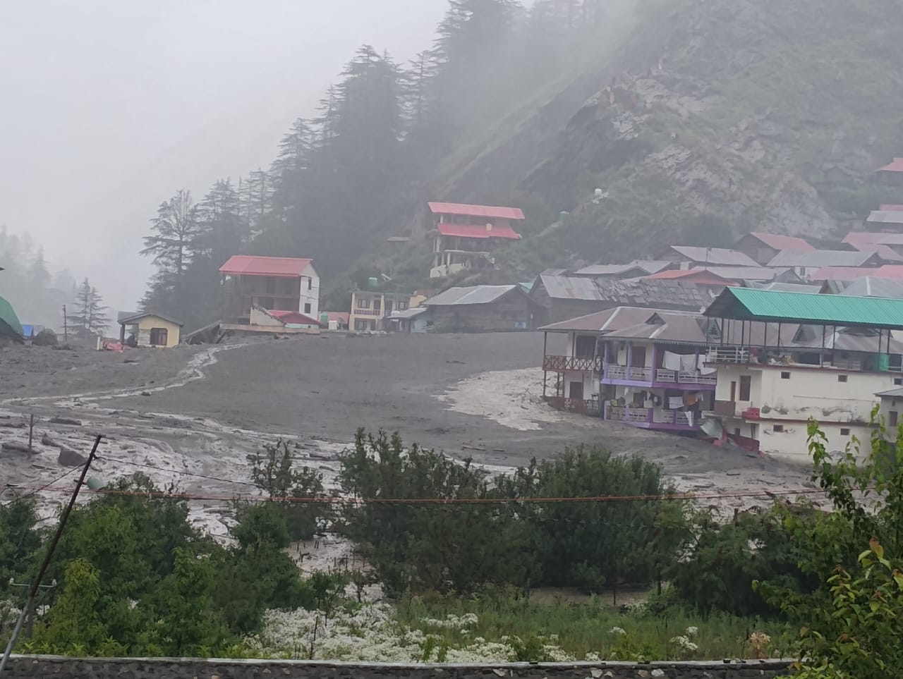 ‘मानिसहरू चिच्याउन खोजे तर आवाज सुन्ने कोही थिएन, १५ सेकेन्डमै बाढीले सबै बगायो’