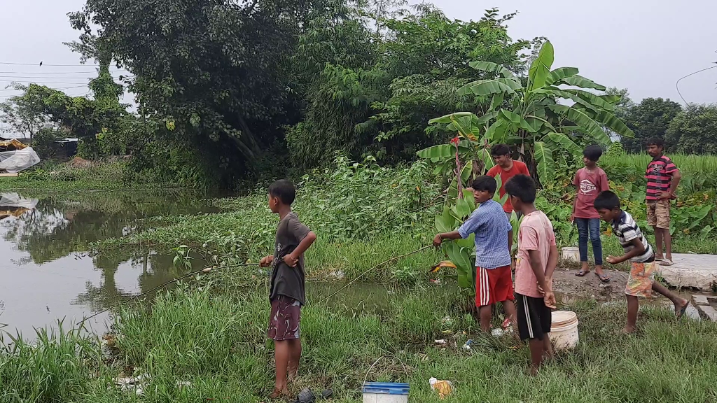 शहरका बालबालिका अनलाइन कक्षामा ब्यस्त, गाउँका माछा मार्न मस्त