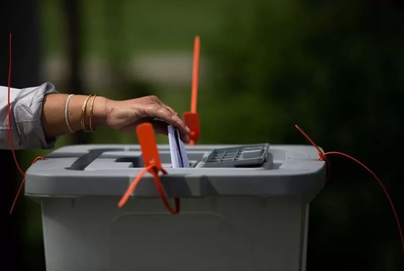 २००४ सालको पहिलो नगर चुनावमा अघिल्लै दिन मतदाताको हातमा परेको थियो मतपत्र