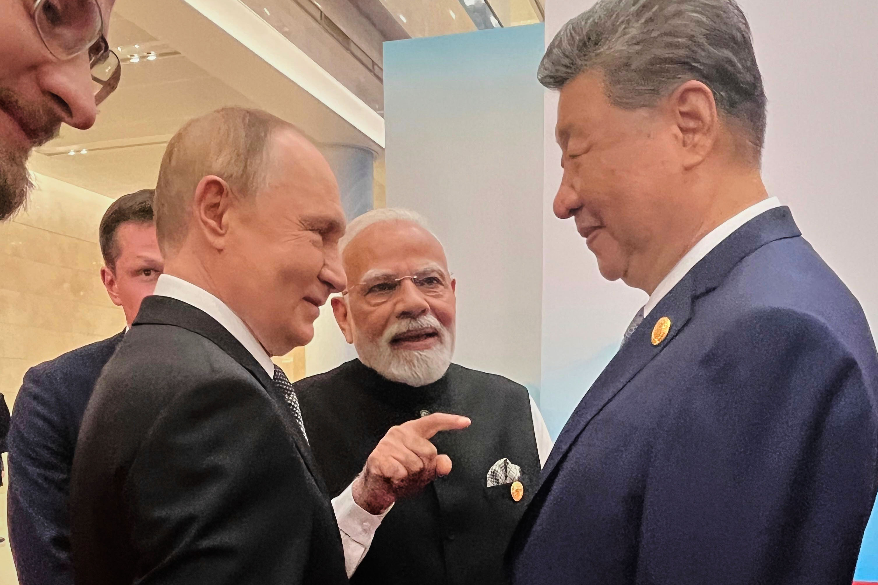 एससीओको मञ्चमा एकसाथ देखिए सी, मोदी र पुटिन (भिडियो)
