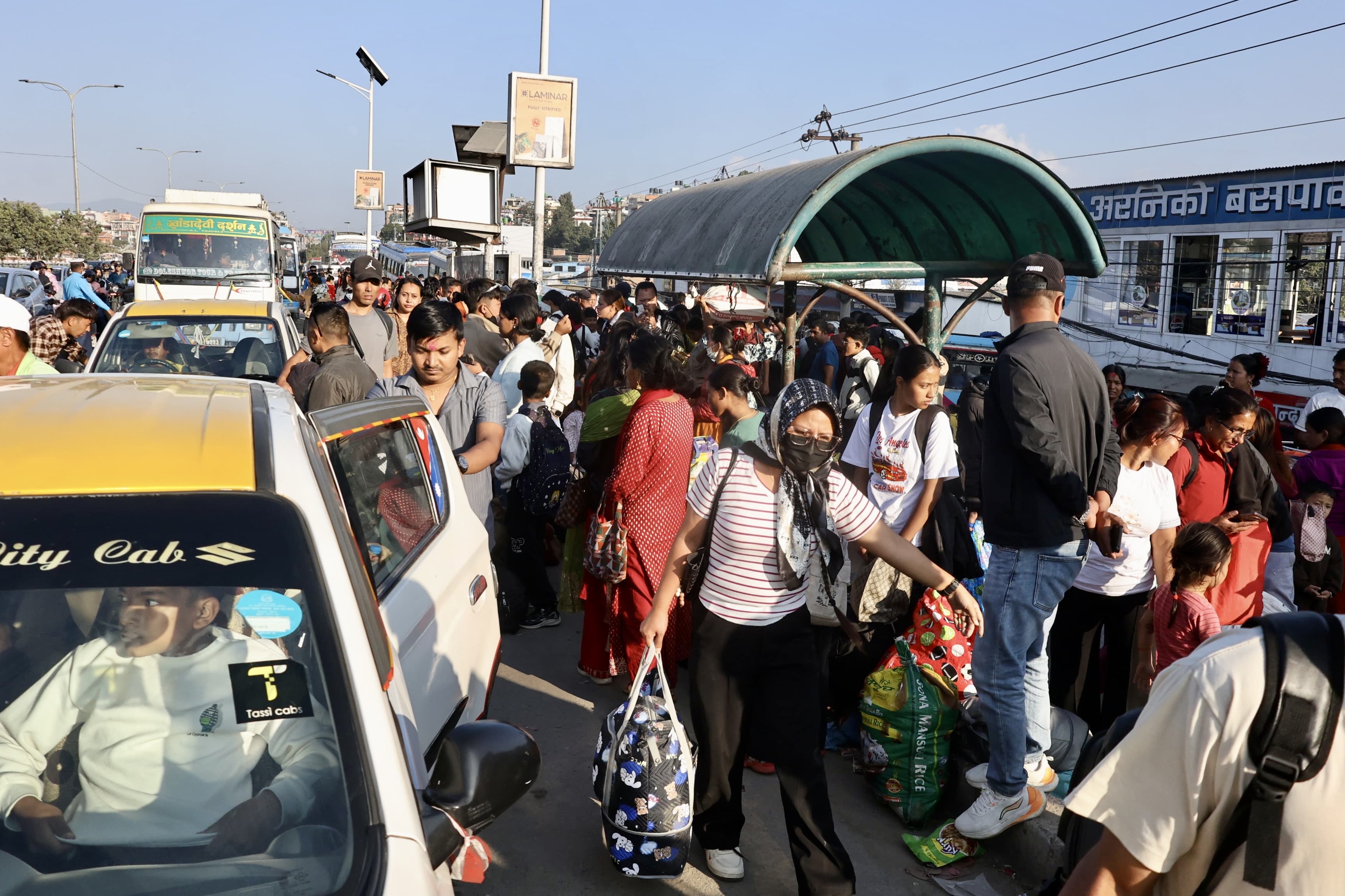 दसैँ मनाएर काठमाडौं फर्किनेको जडीबुटीमा भिड (तस्वीरहरू)